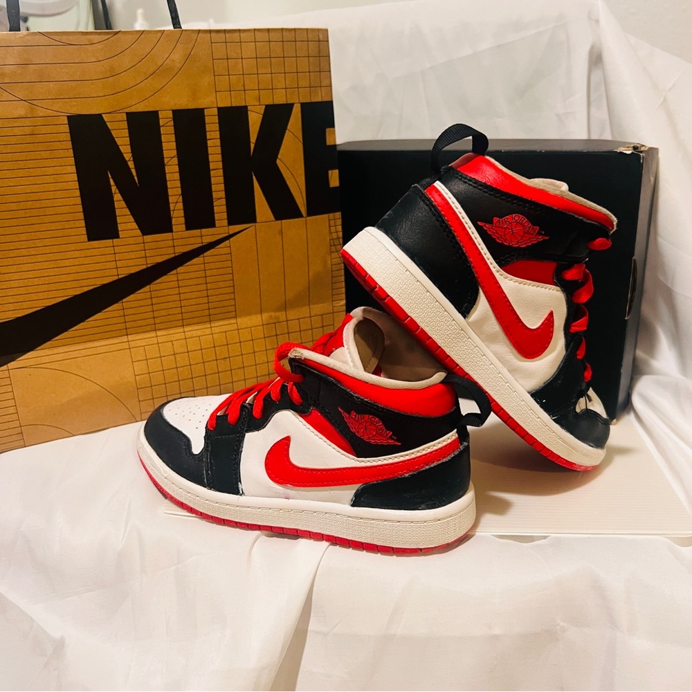 Jordan 1 mid high OG back/gym red like new!! Size 13.5
